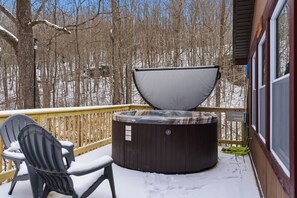 Outdoor spa tub - Honeysuckle Creekside Cabin | Hocking Hills (Rockbridge)
