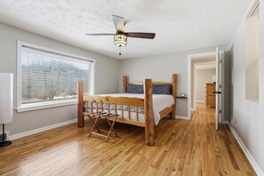 3 bedrooms, free WiFi, bed sheets - Honeysuckle Creekside Cabin | Hocking Hills (Rockbridge)