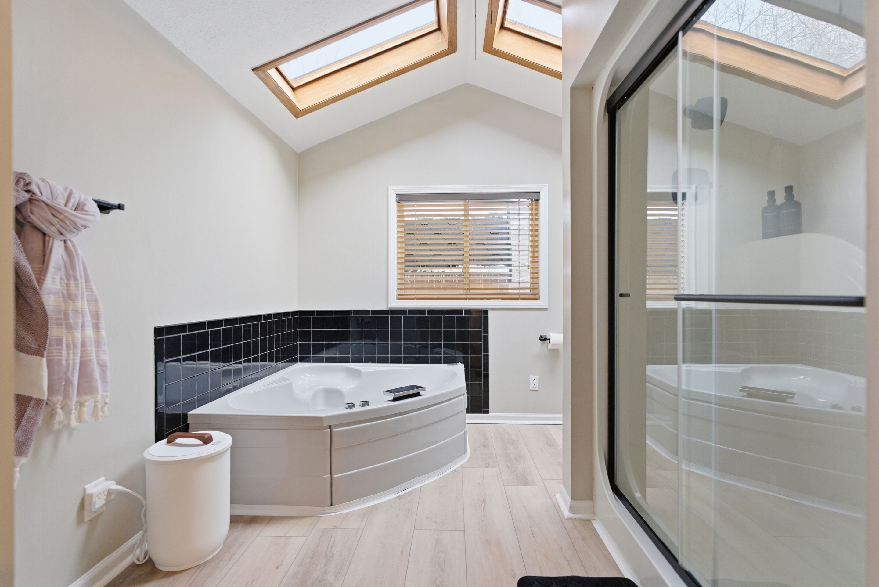 Shower, jetted tub, towels