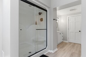 Shower, jetted tub, towels