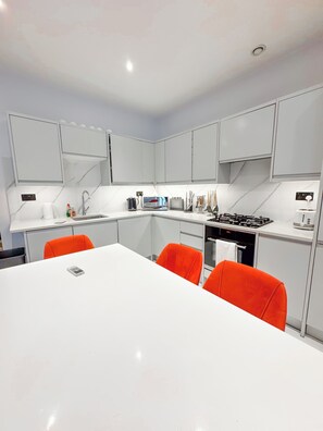Micro-ondes, four, plaque de cuisson, lave-vaisselle
