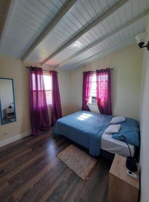 2 slaapkamers, een bureau, een strijkplank/strijkijzer, gratis wifi