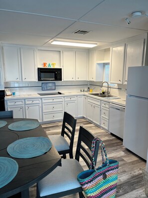 Fridge, microwave, oven, stovetop - Waterfront 3 Bedroom House, San Leon Tx with Private Fishing Pier Blue Crab Casa (San Leon)