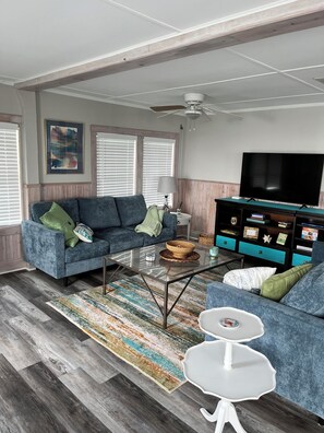 Smart TV - Waterfront 3 Bedroom House, San Leon Tx with Private Fishing Pier Blue Crab Casa (San Leon)