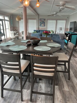 Dining - Waterfront 3 Bedroom House, San Leon Tx with Private Fishing Pier Blue Crab Casa (San Leon)