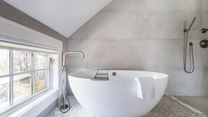 Regadera, secadora de cabello, toallas 