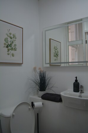 تجهيزات دش، مناشف، ورق حمّام