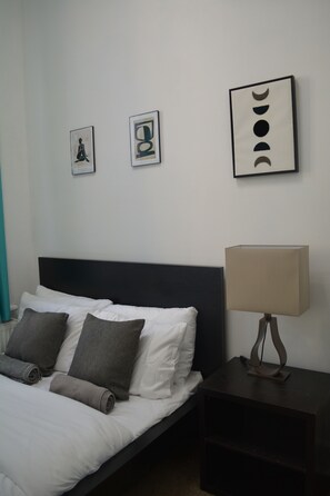 1 غرفة نوم ومكواة/لوح كي وواي فاي وملاءات أسرّة