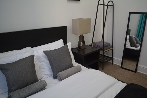 1 غرفة نوم ومكواة/لوح كي وواي فاي وملاءات أسرّة