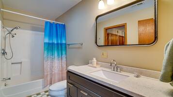 Regadera, toallas, jabón, papel de baño