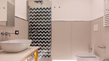 Superior Room, Garden View | Bathroom | Shower, hair dryer, bidet, towels