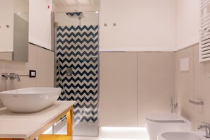 Superior Room, Garden View | Bathroom | Shower, hair dryer, bidet, towels
