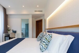 Quarto luxo | Cofres nos quartos, escrivaninha, quartos à prova de som