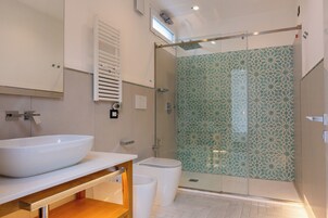 Quarto casal | Banheiro | Chuveiro, secador de cabelo, toalhas de banho, sabonete