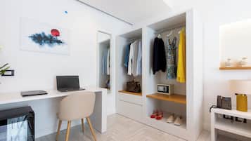 Chambre Double Standard, vue cour intérieure | Coffres-forts dans les chambres, bureau, chambres insonorisées