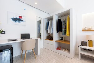 Quarto casal standard, vista para o pátio | Cofres nos quartos, escrivaninha, quartos à prova de som