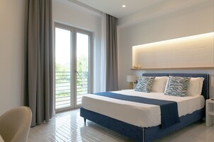 Quarto superior, vista para o jardim | Cofres nos quartos, escrivaninha, quartos à prova de som