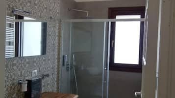 Dusche, Haartrockner, Bidet, Handtücher
