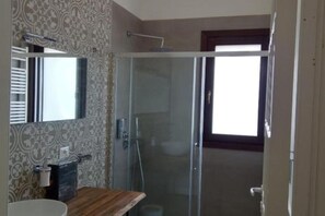 Een douche, een haardroger, een bidet, handdoeken