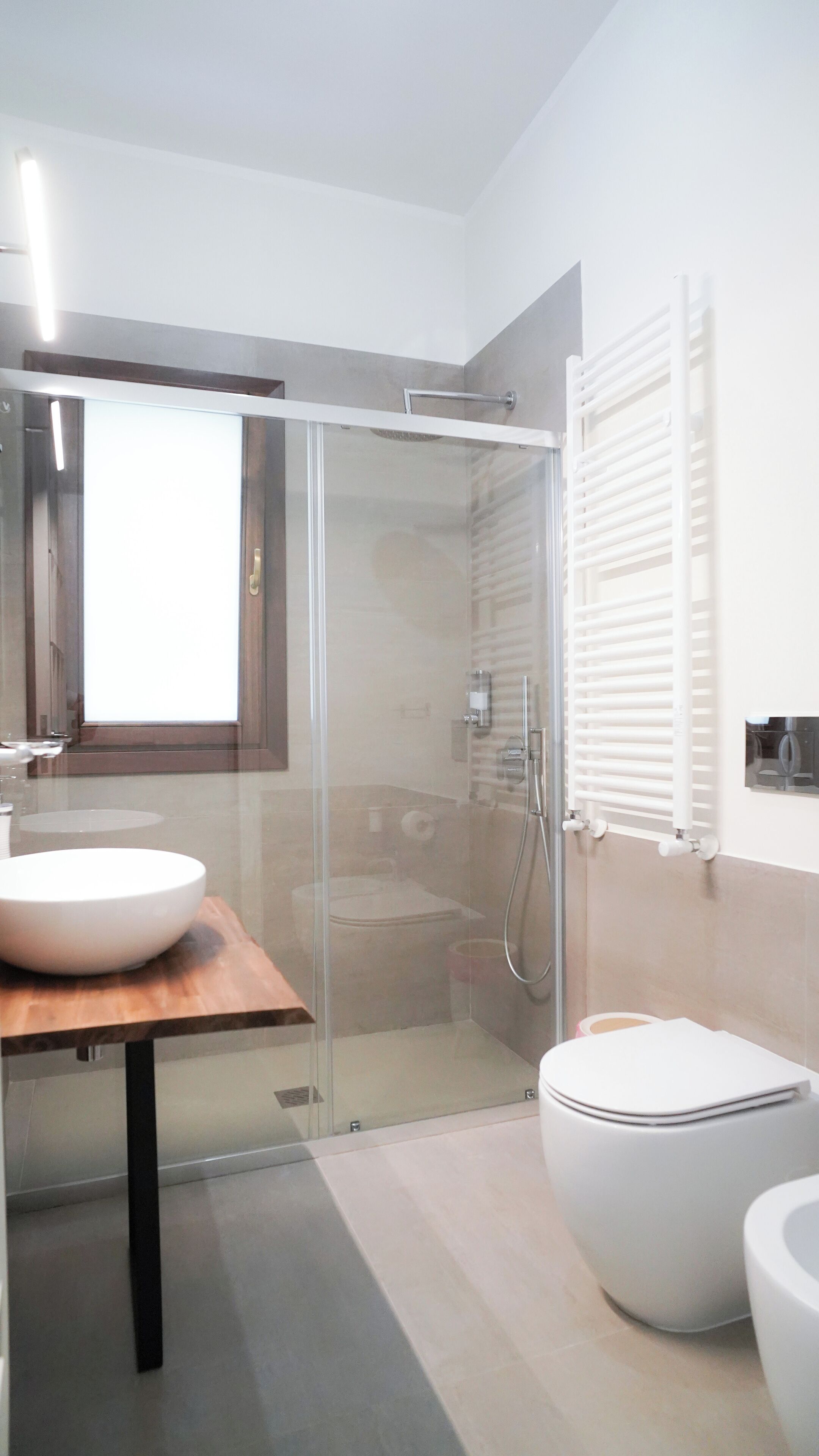 Dusche, Haartrockner, Bidet, Handtücher