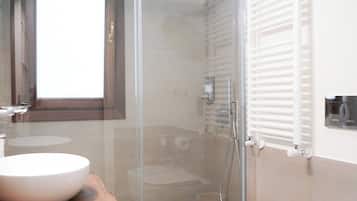Dusche, Haartrockner, Bidet, Handtücher