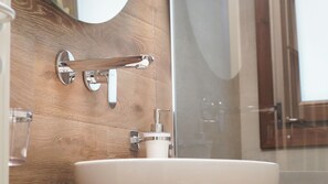 Dusche, Haartrockner, Bidet, Handtücher