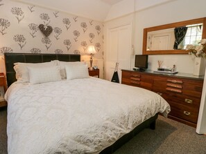 1 Schlafzimmer, individuell dekoriert, individuell eingerichtet