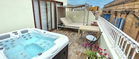 King Room with Jacuzzi | 陽台