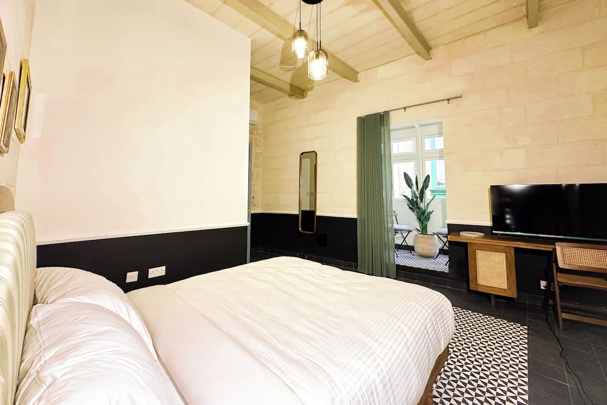 Queen Room with Balcony | ベビーベッド (無料)、WiFi (無料)、ベッドシーツ