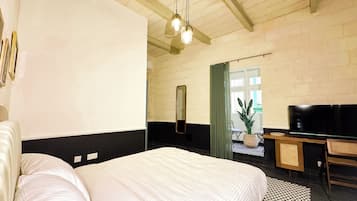 Queen Room with Balcony | Cunas gratuitas, wifi gratis y ropa de cama