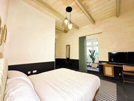 Queen Room with Balcony | Cunas gratuitas, wifi gratis, ropa de cama