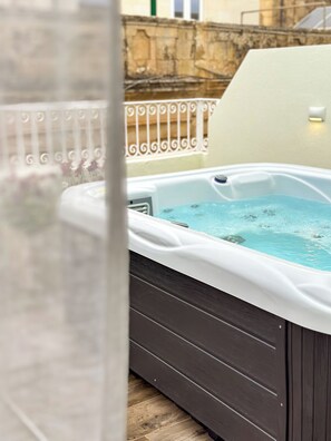 King Room with Jacuzzi | Free cribs/infant beds, free WiFi, bed sheets - Il Bekka Suites (Rabat)