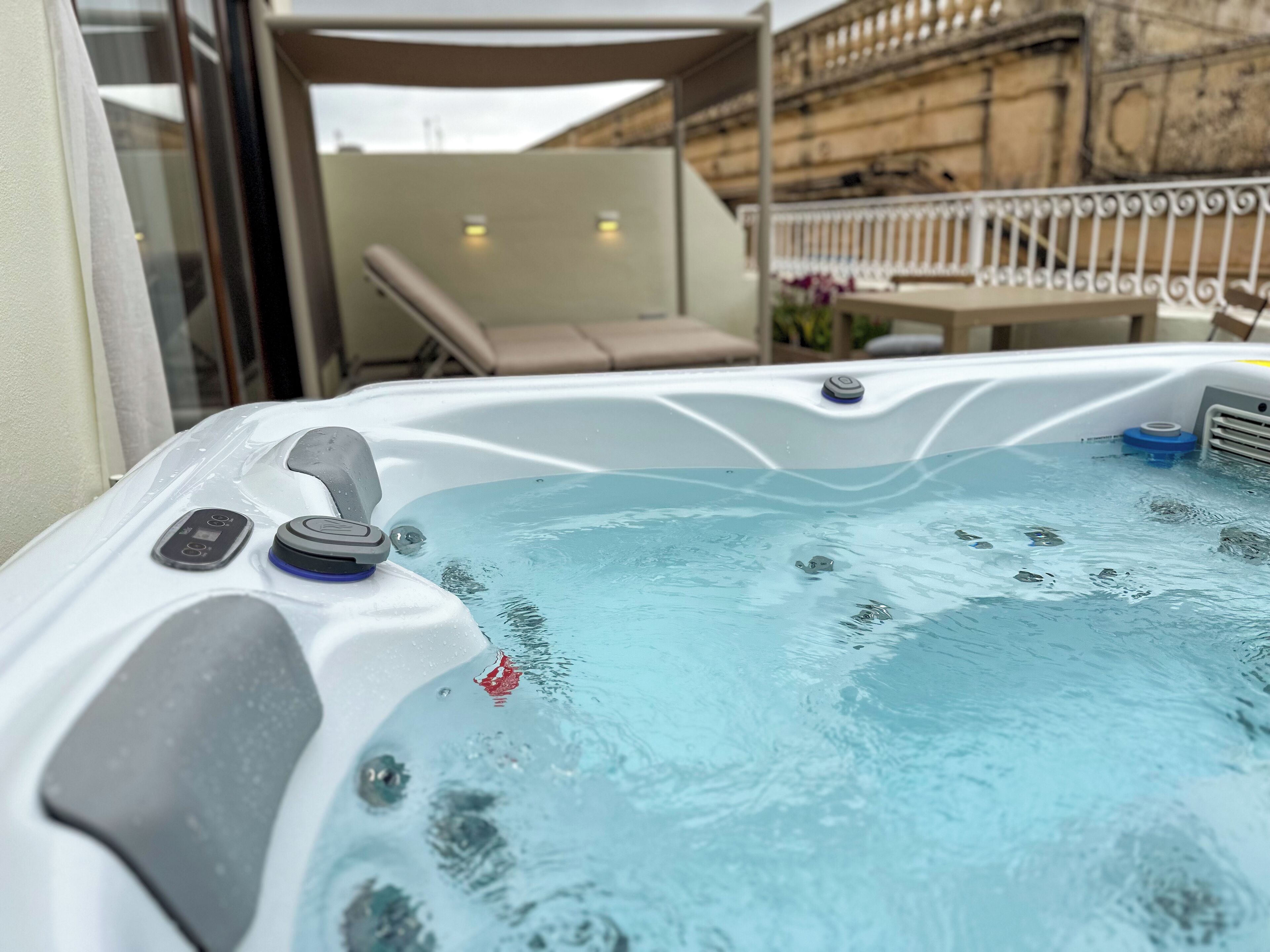 King Room with Jacuzzi | Barnesenger (inkludert), wi-fi (inkludert) og sengetøy