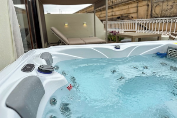 King Room with Jacuzzi | Free cots/infant beds, free WiFi, bed sheets