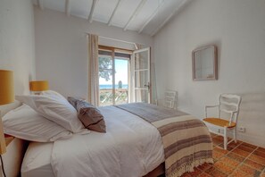 6 slaapkamers, een strijkplank/strijkijzer, wifi, beddengoed