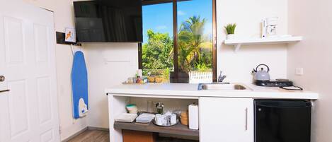 Kjøleskap, kokeplater, oppvaskmaskin og kaffetrakter/tekoker