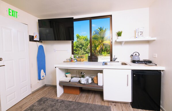 Fridge, stovetop, dishwasher, coffee/tea maker