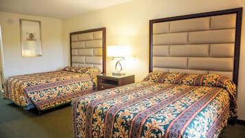 Doppia Deluxe | Una scrivania, tende oscuranti, ferro/asse da stiro