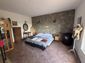 1 habitación, tabla de planchar con plancha, wifi y ropa de cama