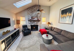 Smart TV, chimenea, libros y biblioteca musical 