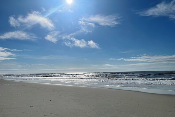 Sulla spiaggia, lettini da mare, teli da spiaggia
