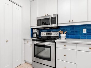 Oven, stovetop, cookware/dishes/utensils, paper towels