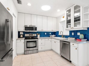 Oven, stovetop, cookware/dishes/utensils, paper towels