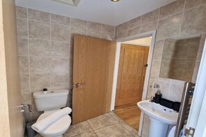 Haartrockner, Handtücher, Toilettenpapier