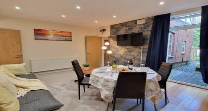 Spacious 2-bedroom w/ Free Parking in Coventry