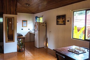 Refrigerador con freezer, utensilios de cocina, freezer
