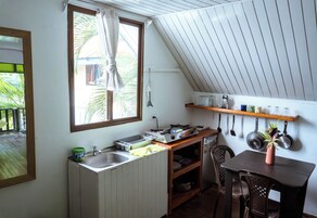 Refrigerador con freezer, utensilios de cocina, freezer