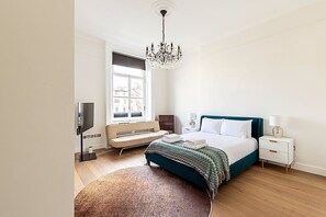 3 bedrooms, iron/ironing board, internet, bed sheets