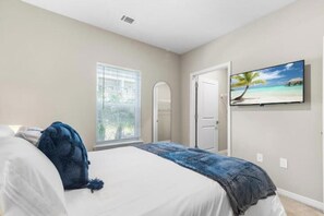1 bedroom, desk, iron/ironing board, travel cot - Luxury Living: Condo w/ Resort-Style Amenities (Melbourne)