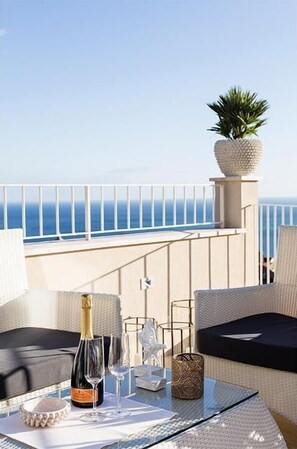 Outdoor dining - Panoramic Suite (Taormina)